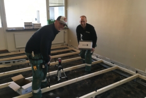 Pontus och Jocke på Peab Byggservice monterar SubFloor i lägenhet i Mariestad.